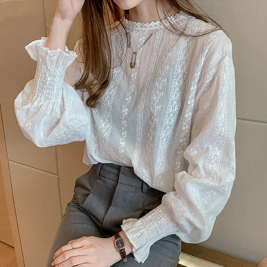 Esme - Elegancka bluzka damska z koronką