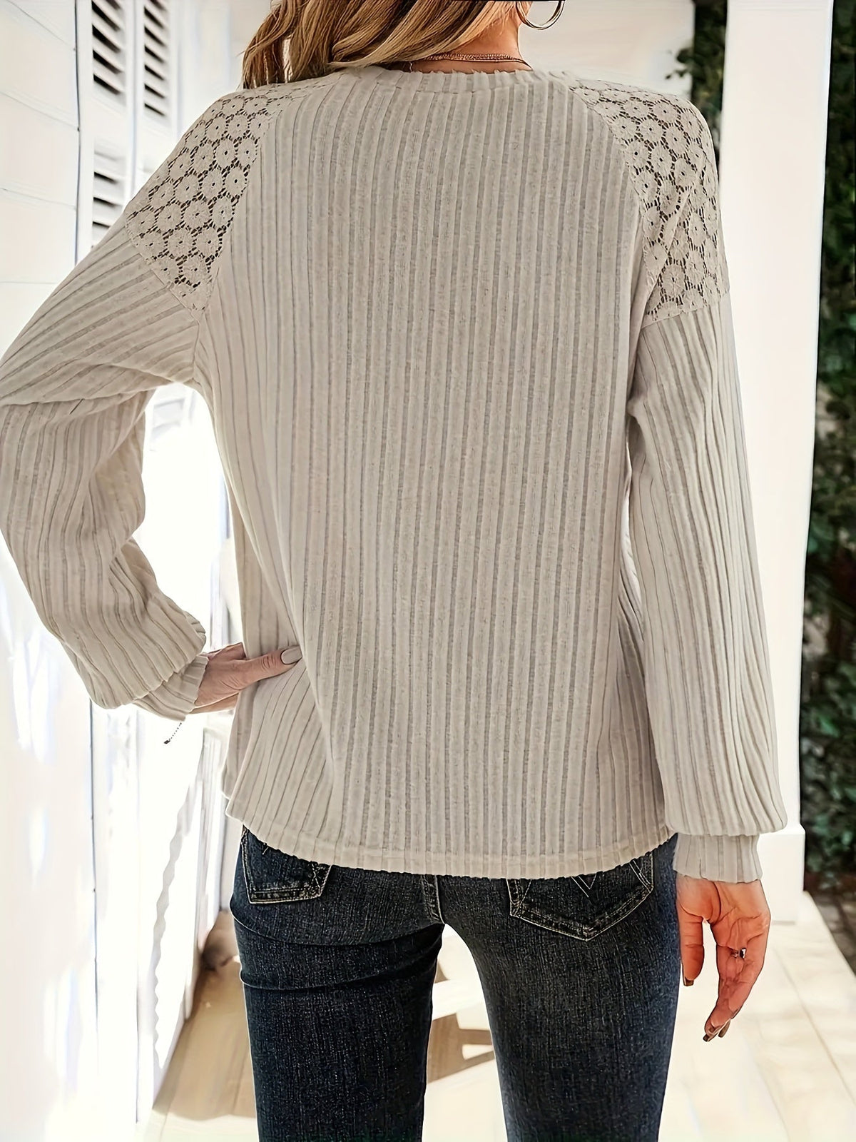 Noel – damski sweter z dzianiny z koronką i bufiastymi rękawami – jesień