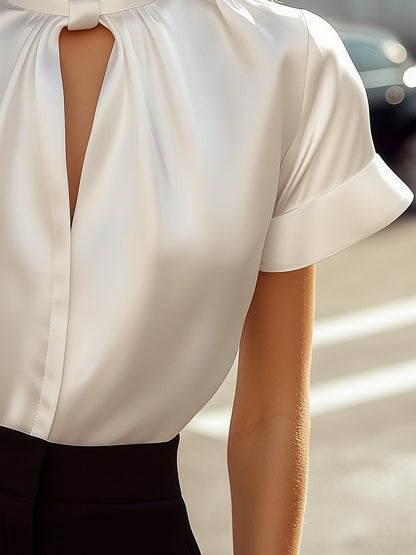 Nala | Elegancka satynowa bluzka z nowoczesnym dekoltem w kształcie klucza