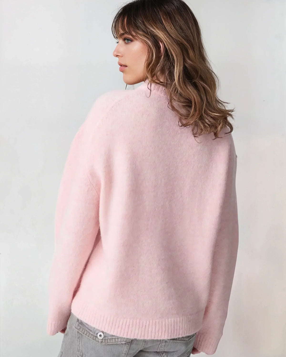 Rosmira – Miękki puszysty sweter z klasycznym dekoltem dla kobiet