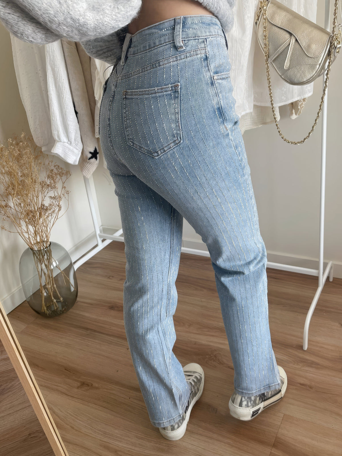 Kamila - Błyszczące jeansy slim fit z nutką glamour