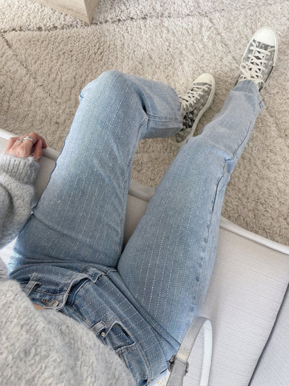 Kamila - Błyszczące jeansy slim fit z nutką glamour