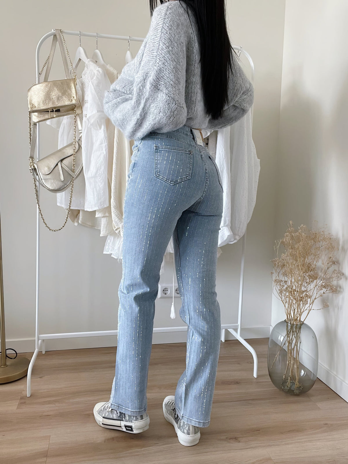Kamila - Błyszczące jeansy slim fit z nutką glamour