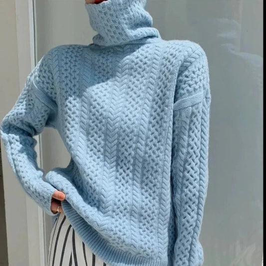 Magda - Damski sweter w warkoczowy splot z golfem