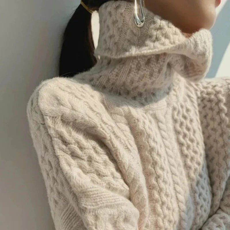 Magda - Damski sweter w warkoczowy splot z golfem